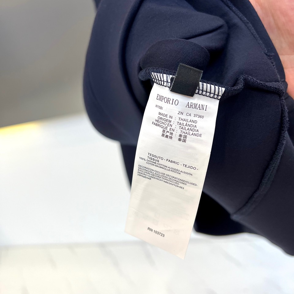 GA阿玛尼、2025秋冬新品空气层连帽卫衣，以经典演绎简约奢华的都市运动风尚。单品采用100%棉质面料打