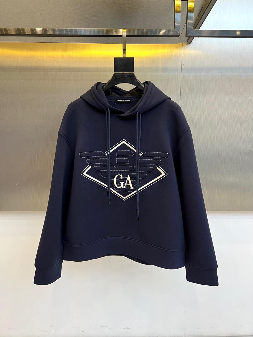 GA阿玛尼、2025秋冬新品空气层连帽卫衣，以经典演绎简约奢华的都市运动风尚。单品采用100%棉质面料打