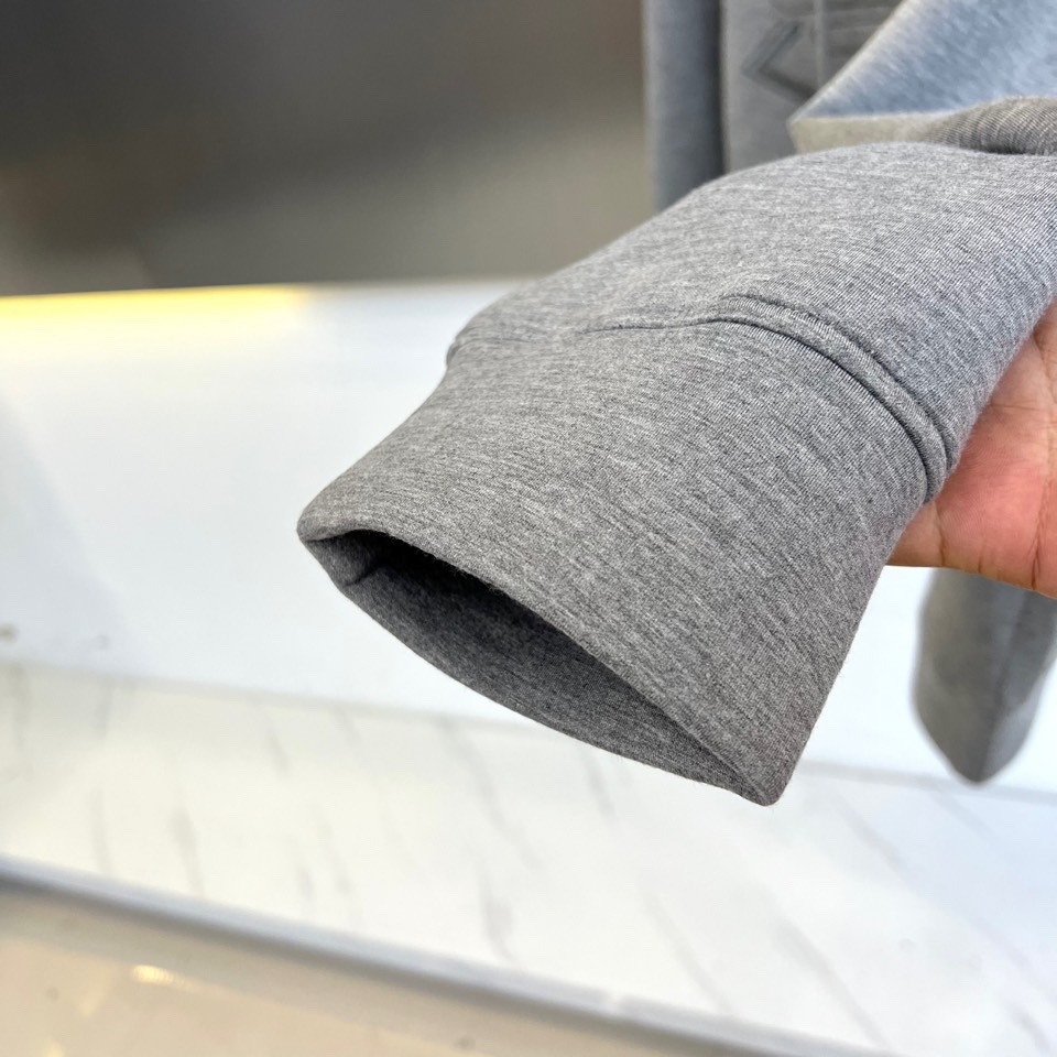 GA阿玛尼、2025秋冬新品空气层连帽卫衣，以经典演绎简约奢华的都市运动风尚。单品采用100%棉质面料打