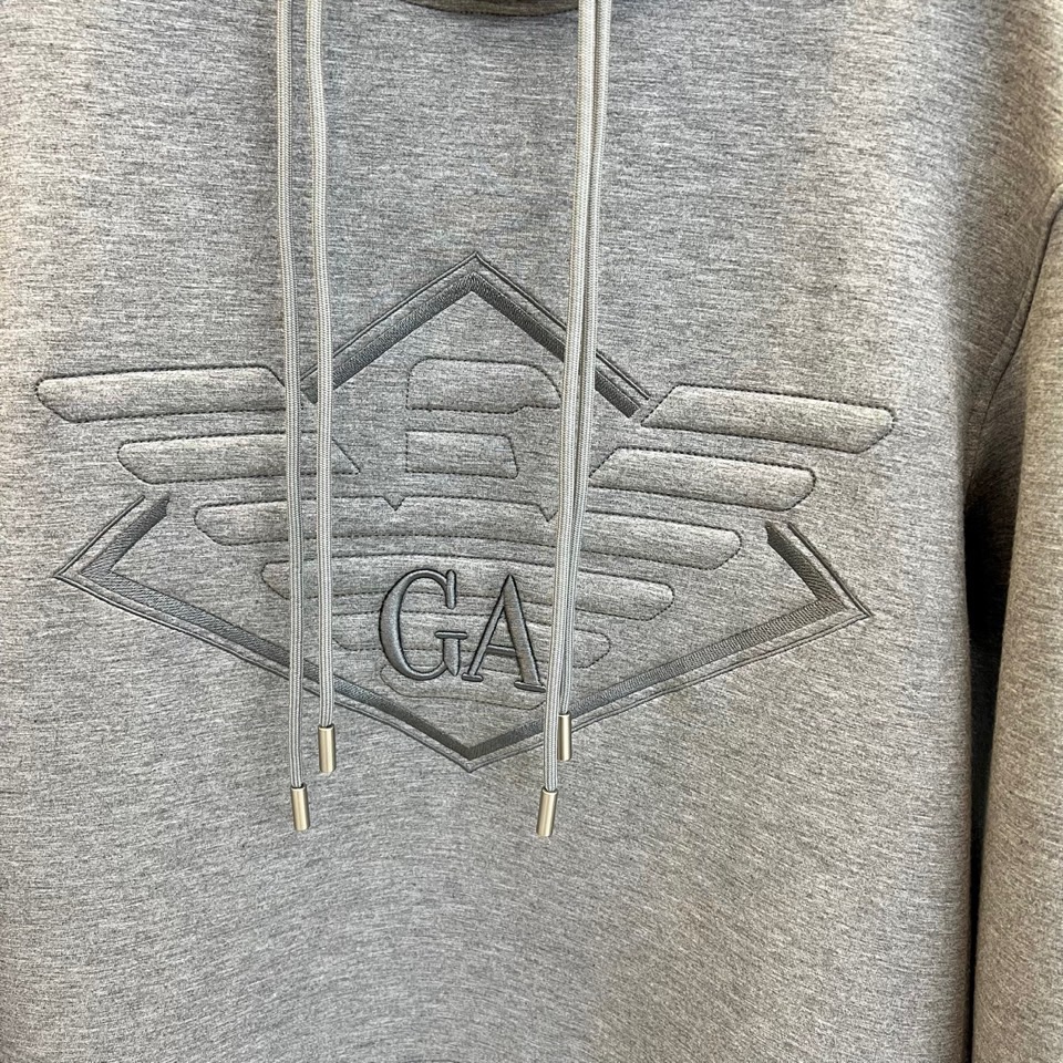 GA阿玛尼、2025秋冬新品空气层连帽卫衣，以经典演绎简约奢华的都市运动风尚。单品采用100%棉质面料打