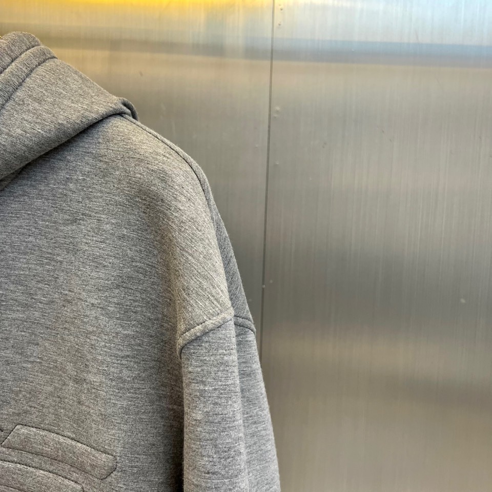 GA阿玛尼、2025秋冬新品空气层连帽卫衣，以经典演绎简约奢华的都市运动风尚。单品采用100%棉质面料打