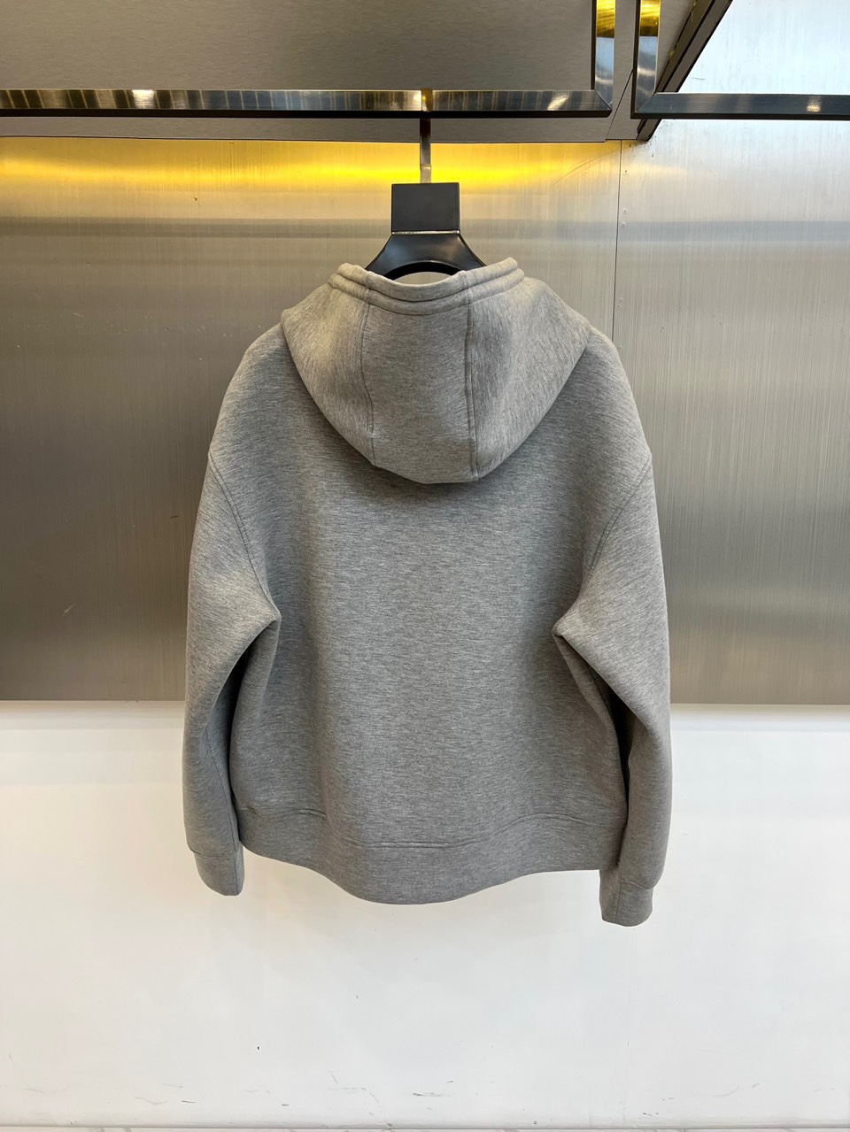 GA阿玛尼、2025秋冬新品空气层连帽卫衣，以经典演绎简约奢华的都市运动风尚。单品采用100%棉质面料打