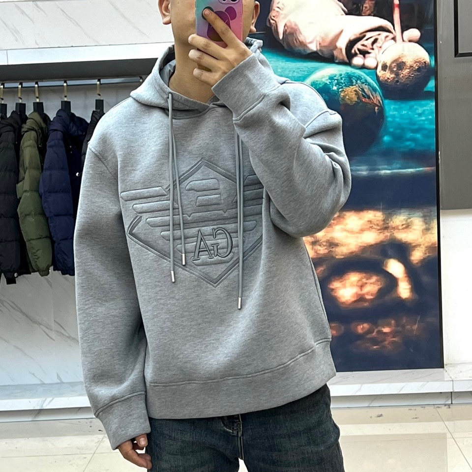 GA阿玛尼、2025秋冬新品空气层连帽卫衣，以经典演绎简约奢华的都市运动风尚。单品采用100%棉质面料打