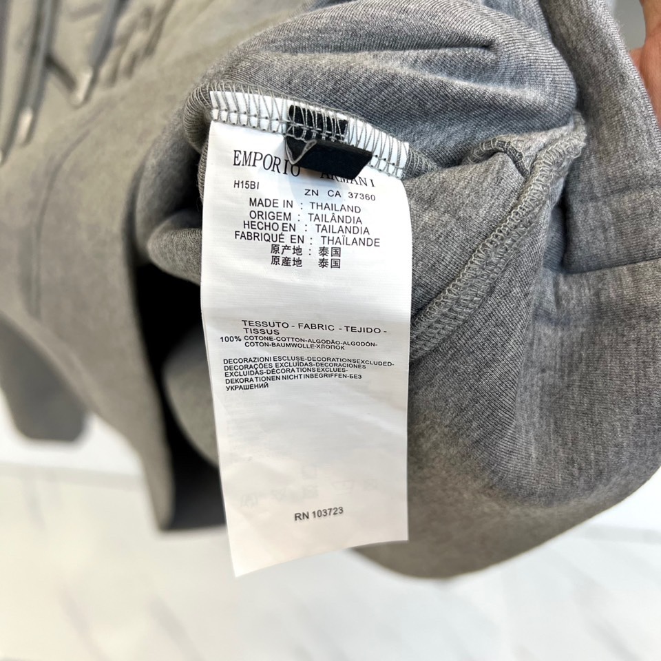 GA阿玛尼、2025秋冬新品空气层连帽卫衣，以经典演绎简约奢华的都市运动风尚。单品采用100%棉质面料打