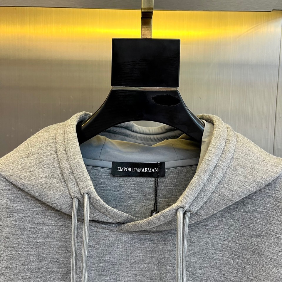 GA阿玛尼、2025秋冬新品空气层连帽卫衣，以经典演绎简约奢华的都市运动风尚。单品采用100%棉质面料打