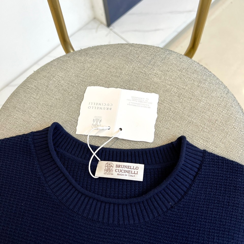 Brunello Cucinelli-BC、2025秋冬新品BC简约圆领针织衫，这款米白色针织衫采用经典