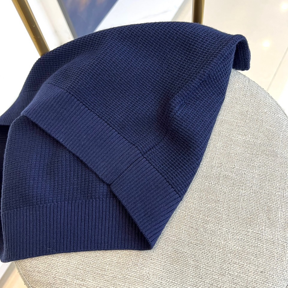 Brunello Cucinelli-BC、2025秋冬新品BC简约圆领针织衫，这款米白色针织衫采用经典