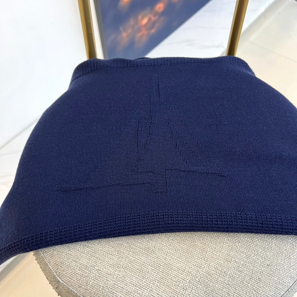 Brunello Cucinelli-BC、2025秋冬新品BC简约圆领针织衫，这款米白色针织衫采用经典