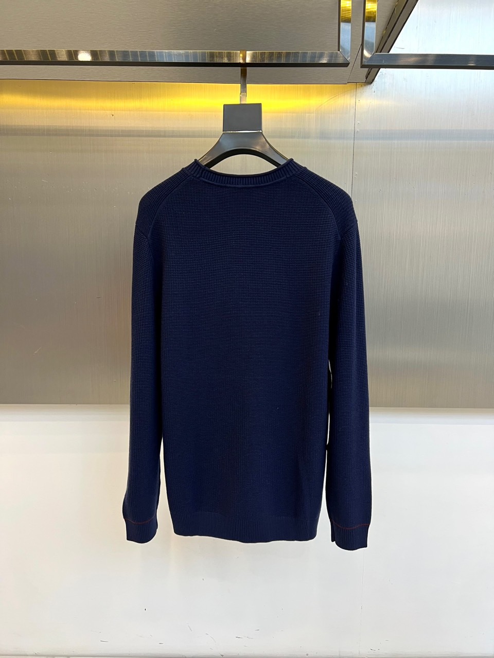 Brunello Cucinelli-BC、2025秋冬新品BC简约圆领针织衫，这款米白色针织衫采用经典