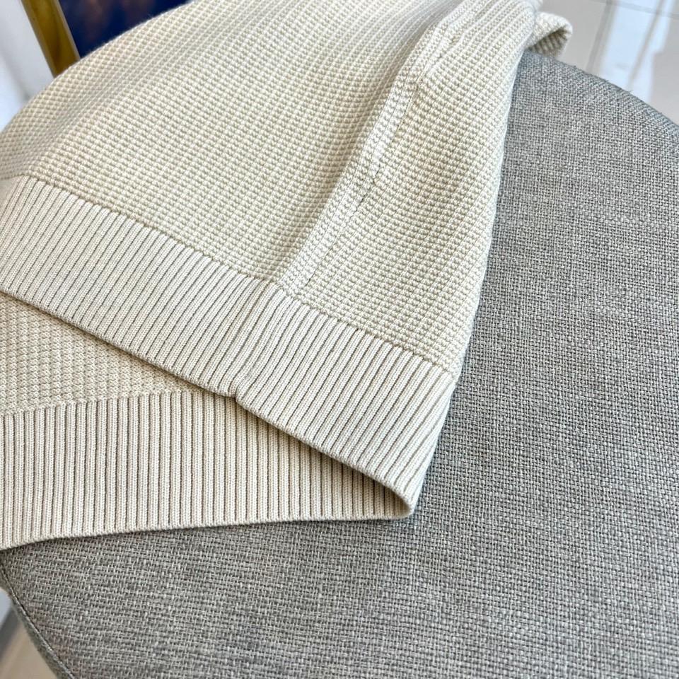 Brunello Cucinelli-BC、2025秋冬新品BC简约圆领针织衫，这款米白色针织衫采用经典