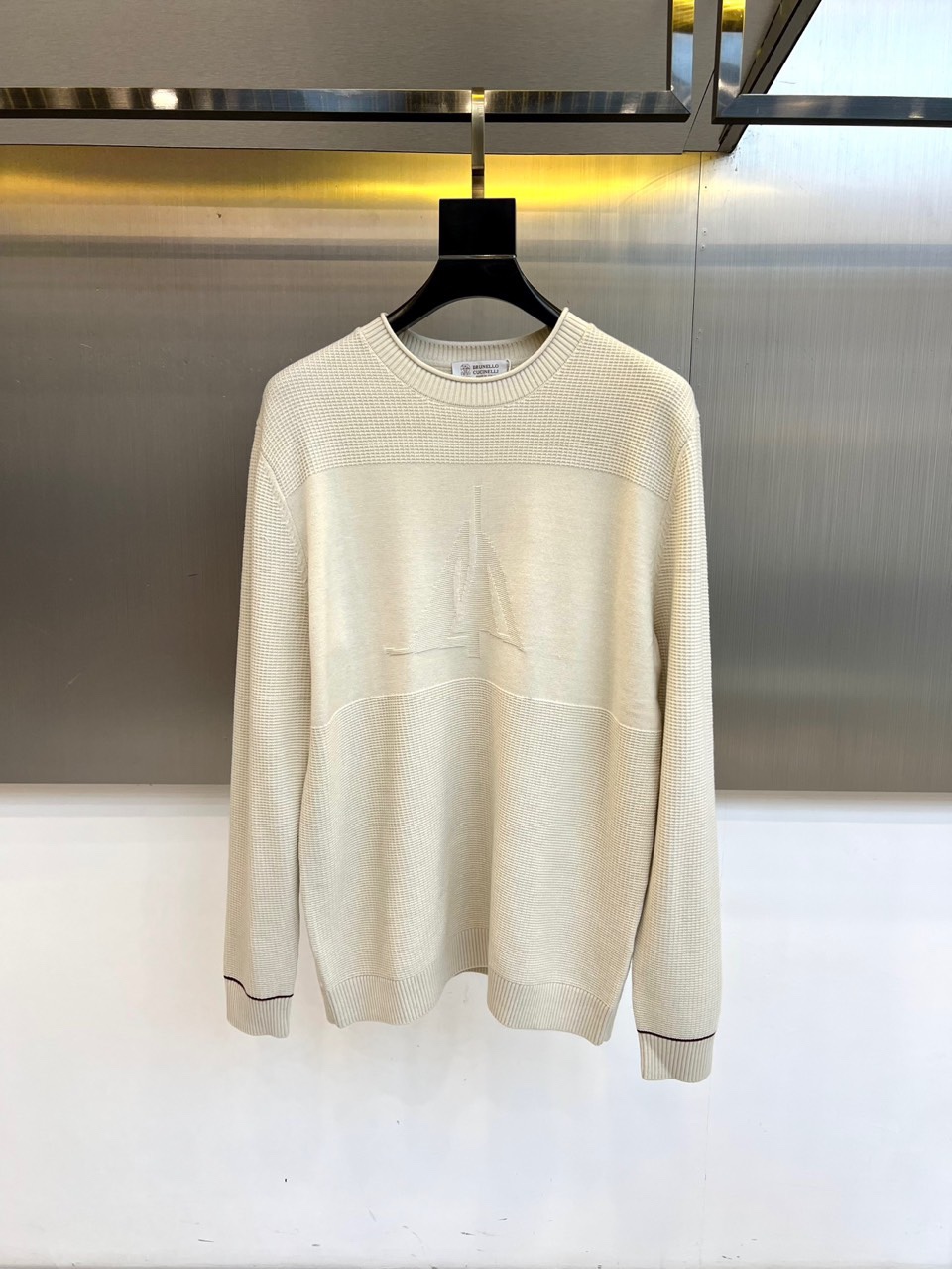 Brunello Cucinelli-BC、2025秋冬新品BC简约圆领针织衫，这款米白色针织衫采用经典