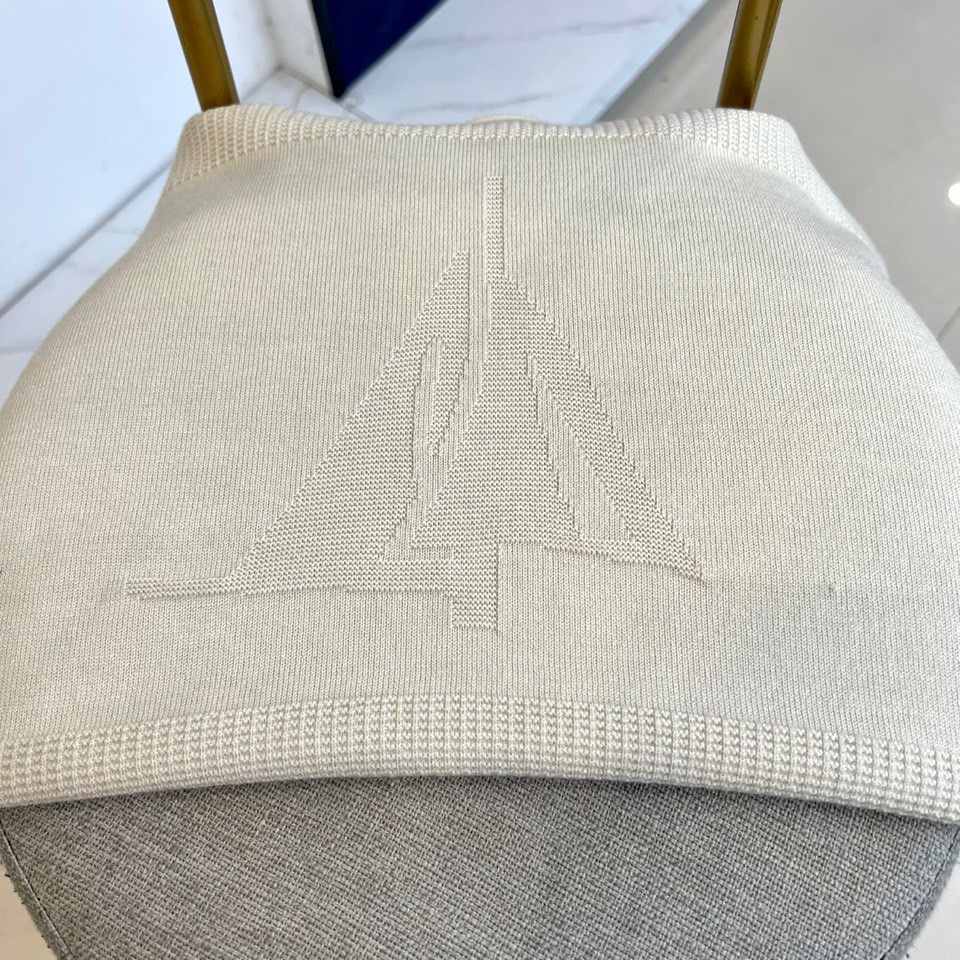 Brunello Cucinelli-BC、2025秋冬新品BC简约圆领针织衫，这款米白色针织衫采用经典