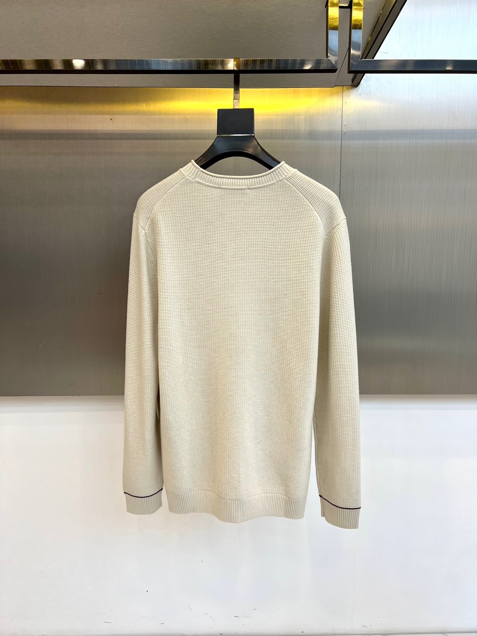 Brunello Cucinelli-BC、2025秋冬新品BC简约圆领针织衫，这款米白色针织衫采用经典