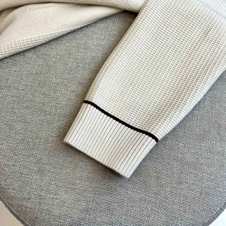 Brunello Cucinelli-BC、2025秋冬新品BC简约圆领针织衫，这款米白色针织衫采用经典