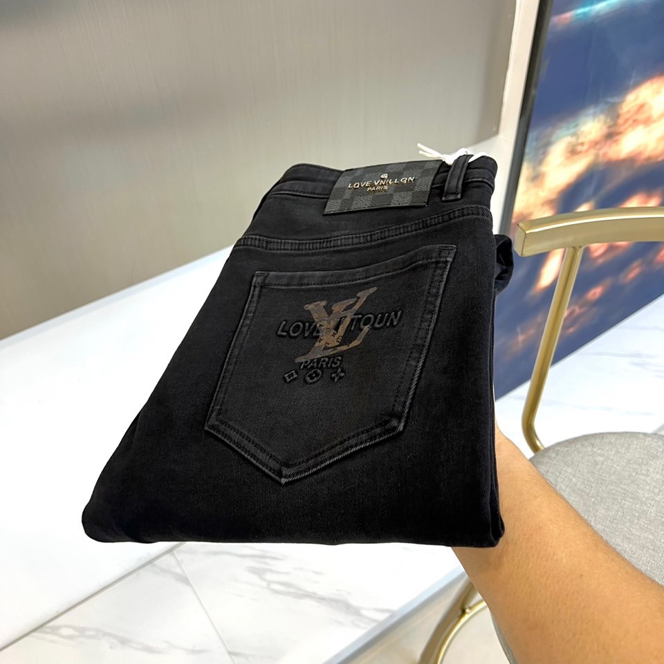1v威登、2025秋冬新品黑色牛仔裤以精裁锥形裤腿重塑现代绅士衣橱。后袋饰以烫金质感经典LV标识与PAR