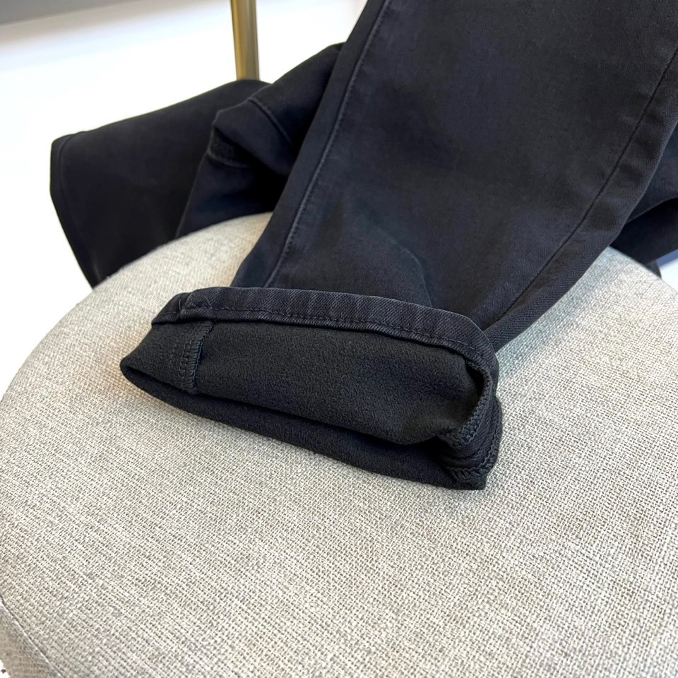 1v威登、2025秋冬新品黑色牛仔裤以精裁锥形裤腿重塑现代绅士衣橱。后袋饰以烫金质感经典LV标识与PAR