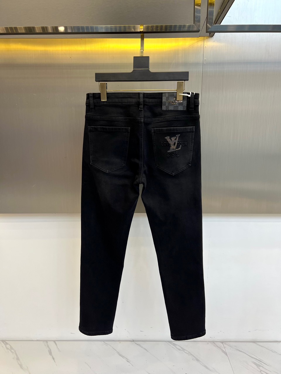 1v威登、2025秋冬新品黑色牛仔裤以精裁锥形裤腿重塑现代绅士衣橱。后袋饰以烫金质感经典LV标识与PAR