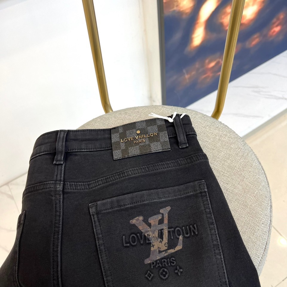 1v威登、2025秋冬新品黑色牛仔裤以精裁锥形裤腿重塑现代绅士衣橱。后袋饰以烫金质感经典LV标识与PAR