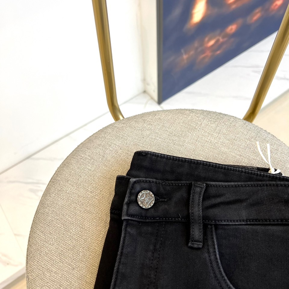 1v威登、2025秋冬新品黑色牛仔裤以精裁锥形裤腿重塑现代绅士衣橱。后袋饰以烫金质感经典LV标识与PAR