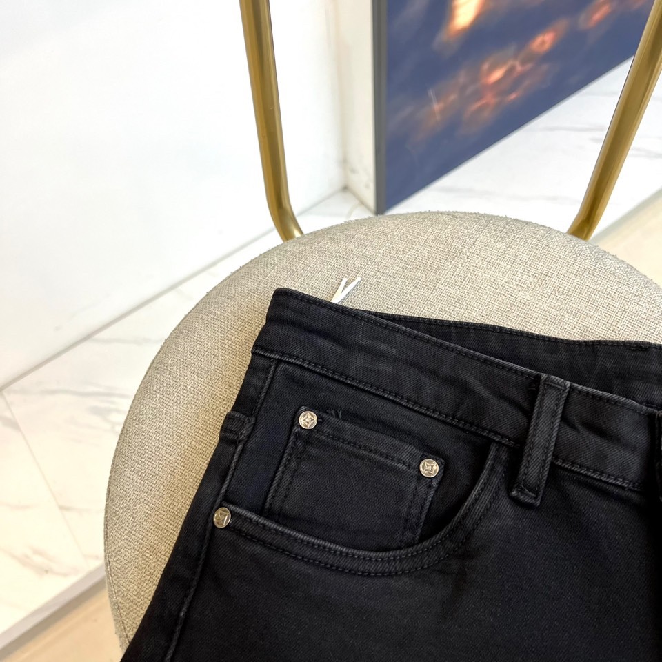 1v威登、2025秋冬新品黑色牛仔裤以精裁锥形裤腿重塑现代绅士衣橱。后袋饰以烫金质感经典LV标识与PAR