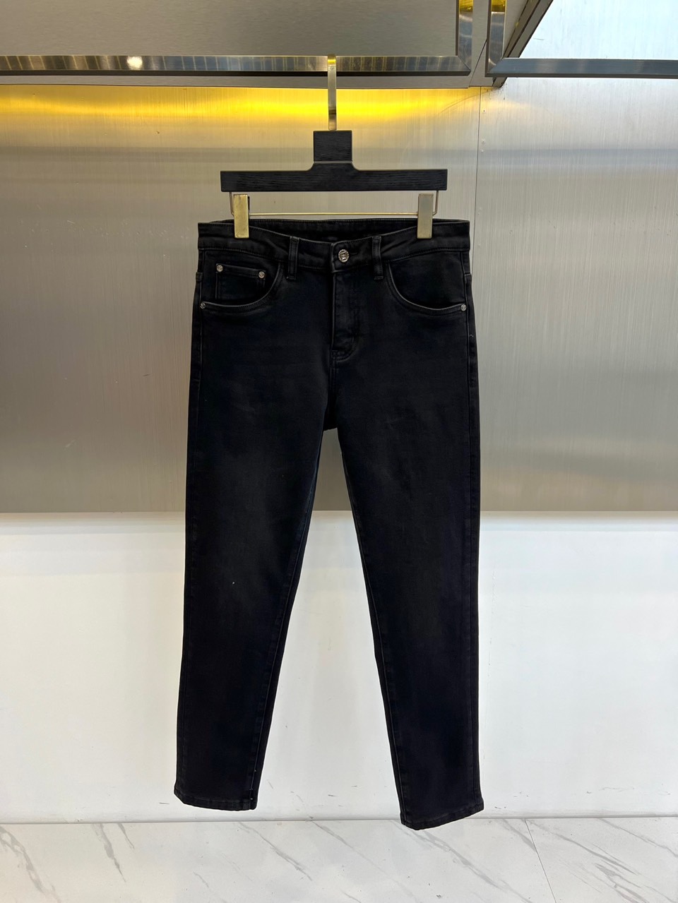 1v威登、2025秋冬新品黑色牛仔裤以精裁锥形裤腿重塑现代绅士衣橱。后袋饰以烫金质感经典LV标识与PAR