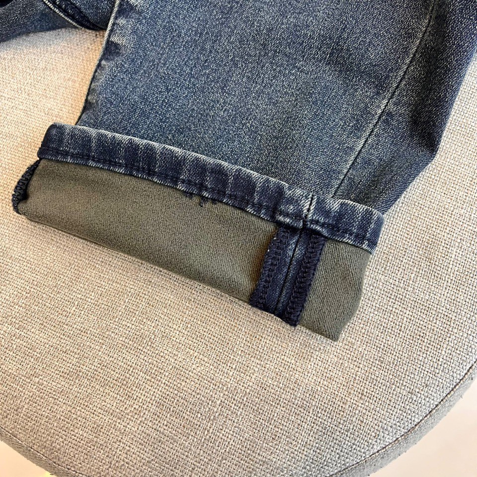 1v威登、2025秋冬新品丹宁男士牛仔裤采用深蓝色水洗牛仔面料，呈现复古做旧质感。修身直筒剪裁，兼顾时尚
