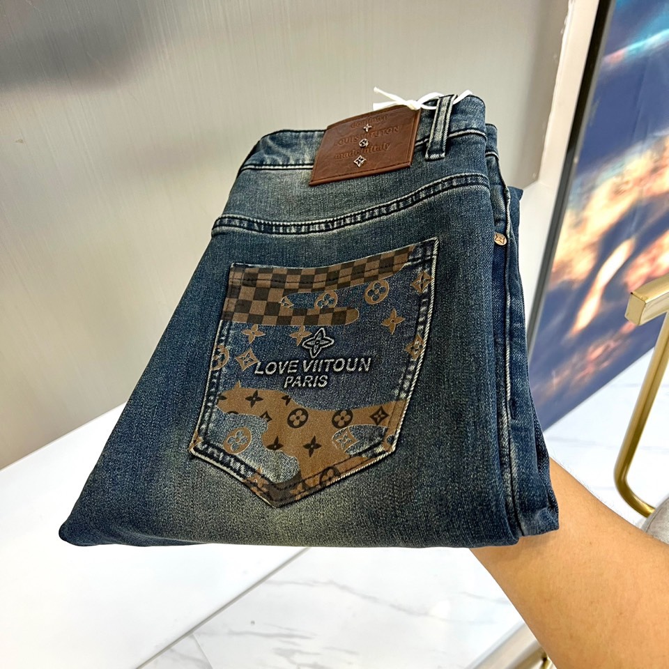 1v威登、2025秋冬新品丹宁男士牛仔裤采用深蓝色水洗牛仔面料，呈现复古做旧质感。修身直筒剪裁，兼顾时尚