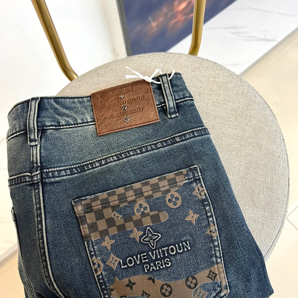 1v威登、2025秋冬新品丹宁男士牛仔裤采用深蓝色水洗牛仔面料，呈现复古做旧质感。修身直筒剪裁，兼顾时尚