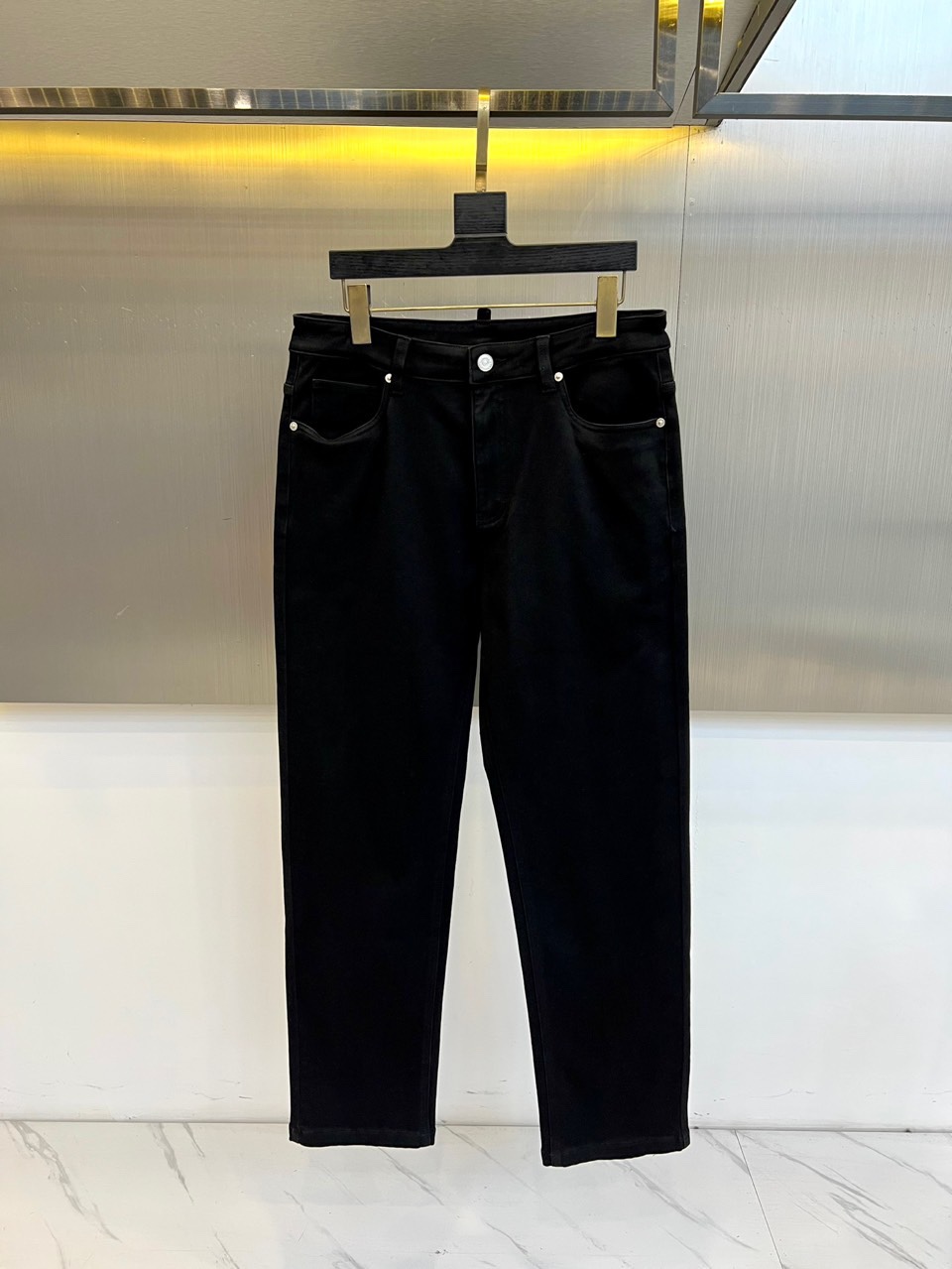 Maison margiel马吉拉、2025秋冬新品推出这款加绒牛仔裤，以独特解构主义美学重塑日常单品的