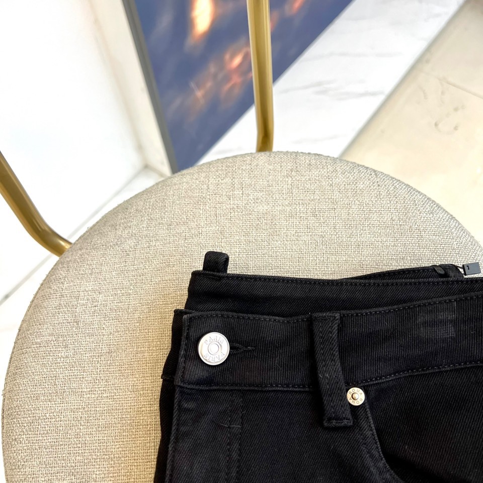 Maison margiel马吉拉、2025秋冬新品推出这款加绒牛仔裤，以独特解构主义美学重塑日常单品的