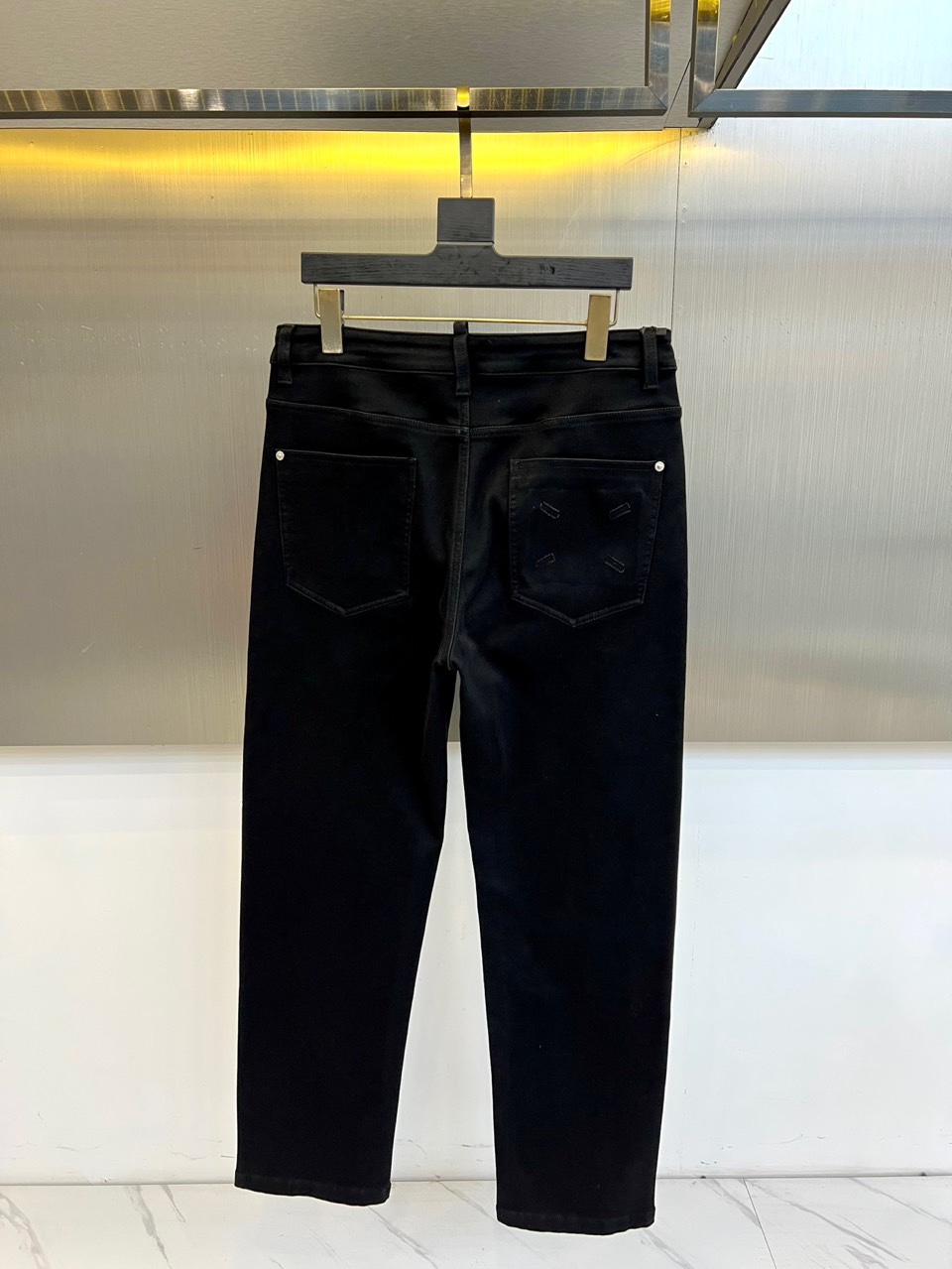 Maison margiel马吉拉、2025秋冬新品推出这款加绒牛仔裤，以独特解构主义美学重塑日常单品的