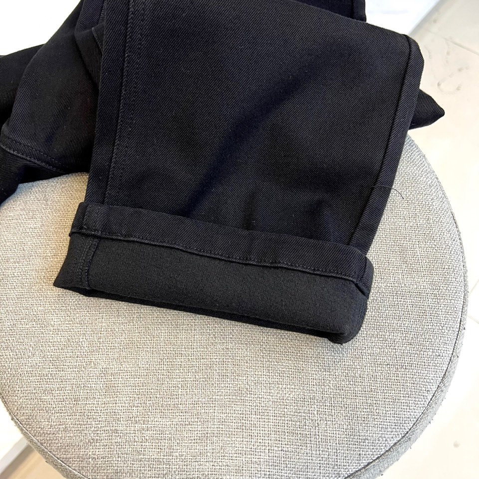 Maison margiel马吉拉、2025秋冬新品推出这款加绒牛仔裤，以独特解构主义美学重塑日常单品的