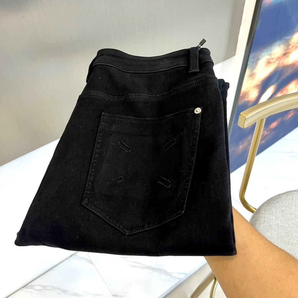 Maison margiel马吉拉、2025秋冬新品推出这款加绒牛仔裤，以独特解构主义美学重塑日常单品的