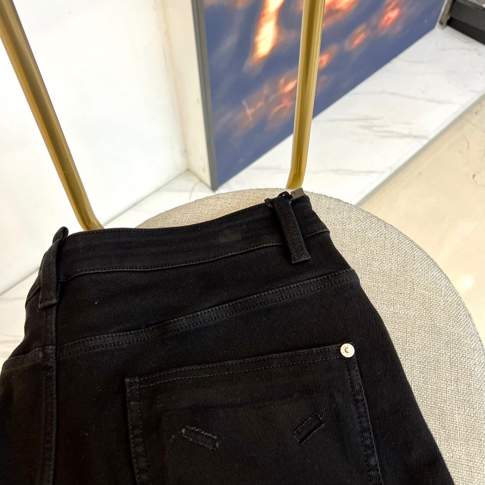 Maison margiel马吉拉、2025秋冬新品推出这款加绒牛仔裤，以独特解构主义美学重塑日常单品的