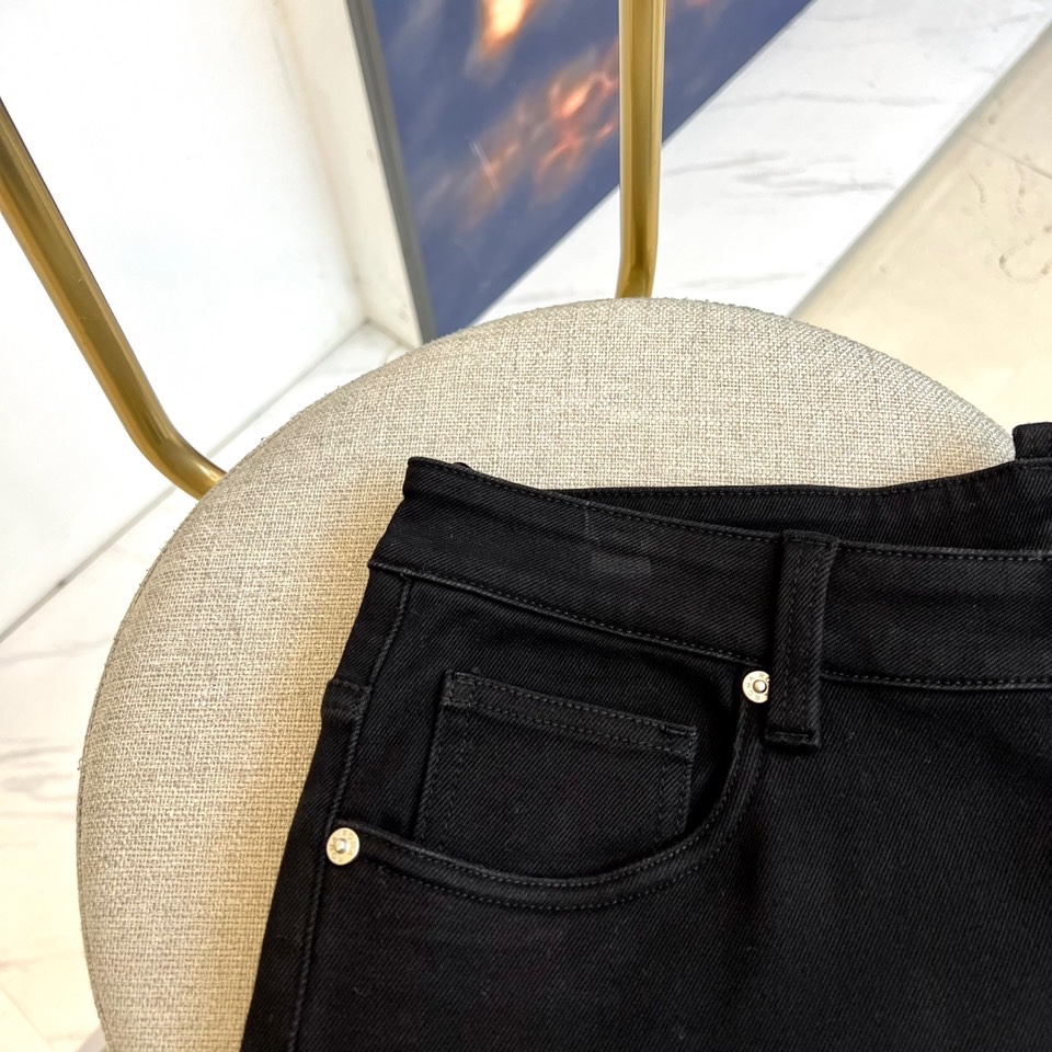 Maison margiel马吉拉、2025秋冬新品推出这款加绒牛仔裤，以独特解构主义美学重塑日常单品的