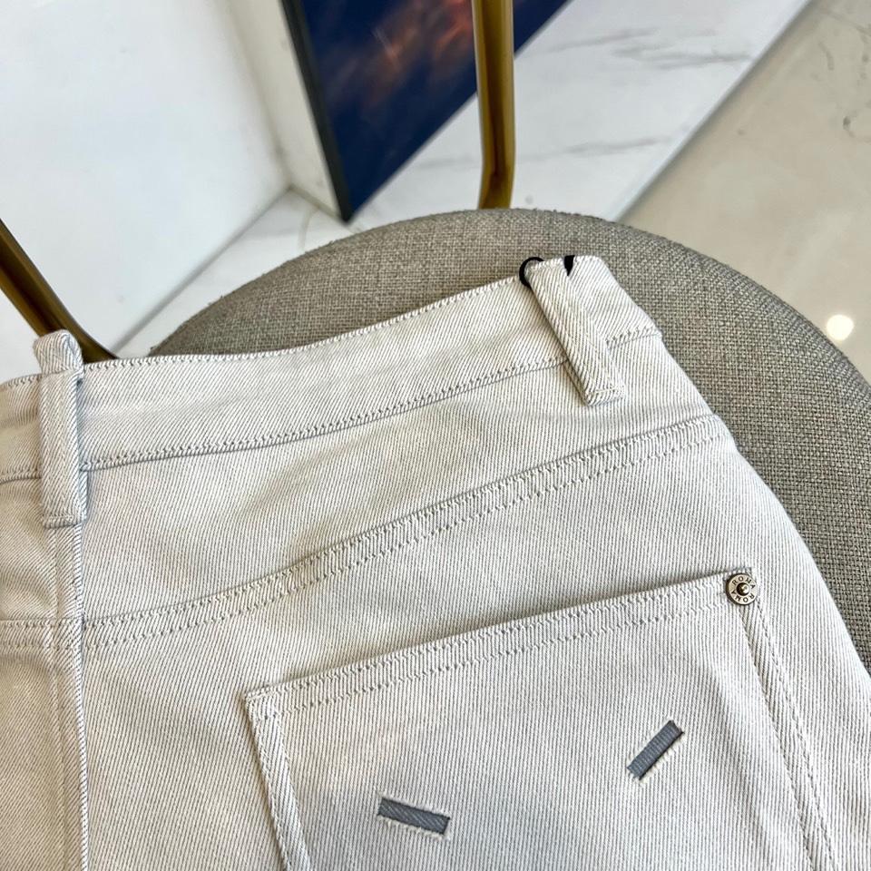 Maison margiel马吉拉、2025秋冬新品推出这款加绒牛仔裤，以独特解构主义美学重塑日常单品的