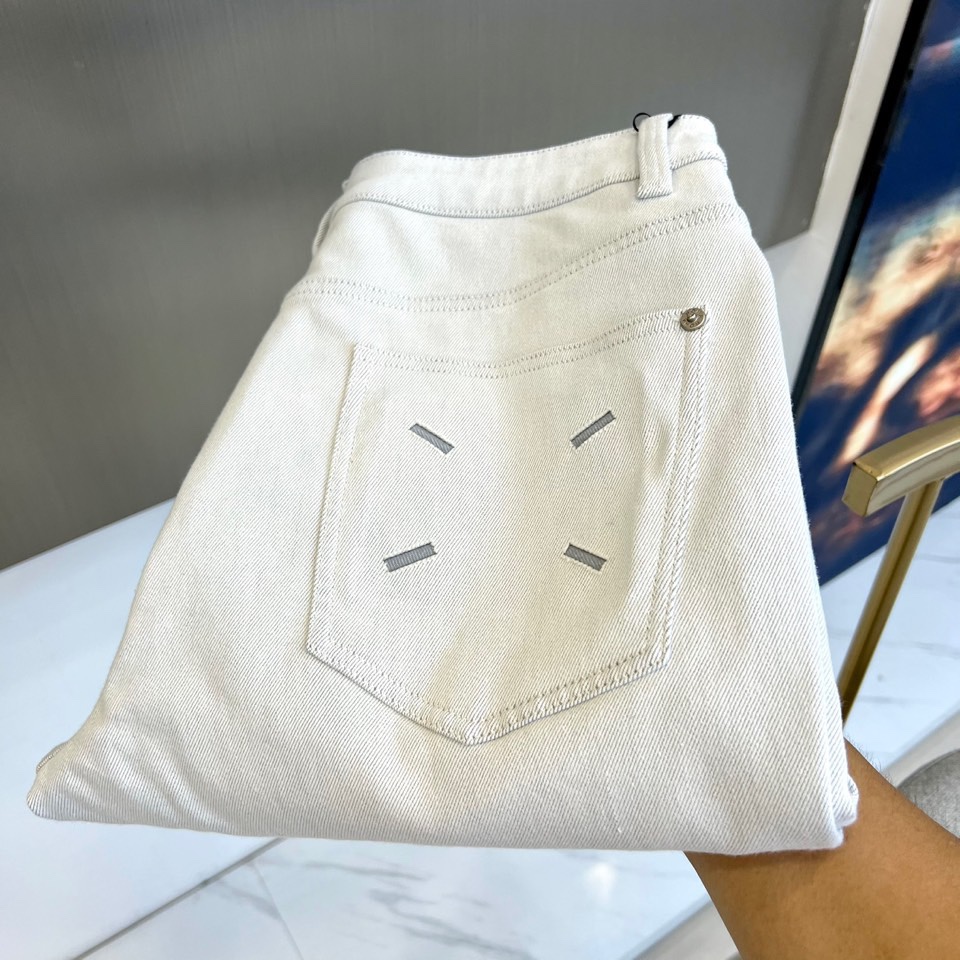 Maison margiel马吉拉、2025秋冬新品推出这款加绒牛仔裤，以独特解构主义美学重塑日常单品的