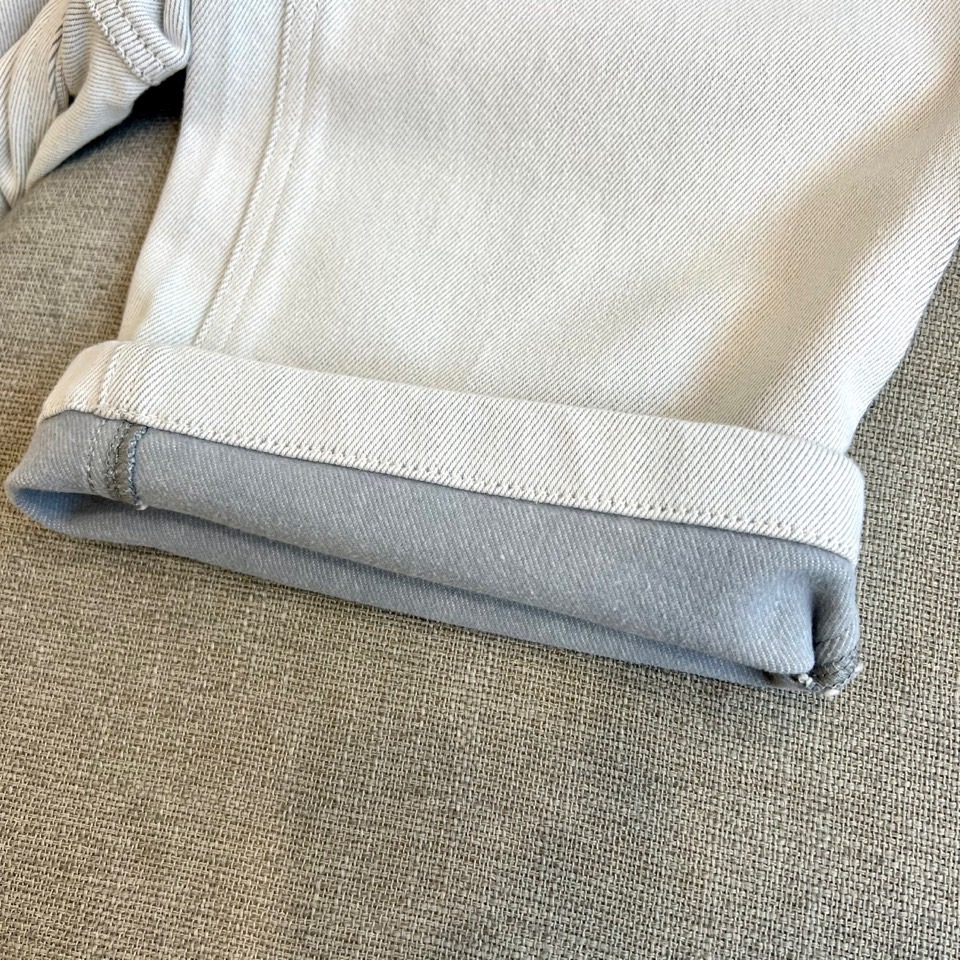 Maison margiel马吉拉、2025秋冬新品推出这款加绒牛仔裤，以独特解构主义美学重塑日常单品的