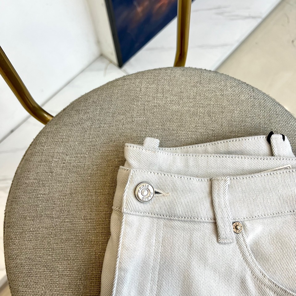 Maison margiel马吉拉、2025秋冬新品推出这款加绒牛仔裤，以独特解构主义美学重塑日常单品的