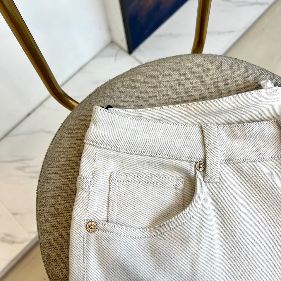 Maison margiel马吉拉、2025秋冬新品推出这款加绒牛仔裤，以独特解构主义美学重塑日常单品的