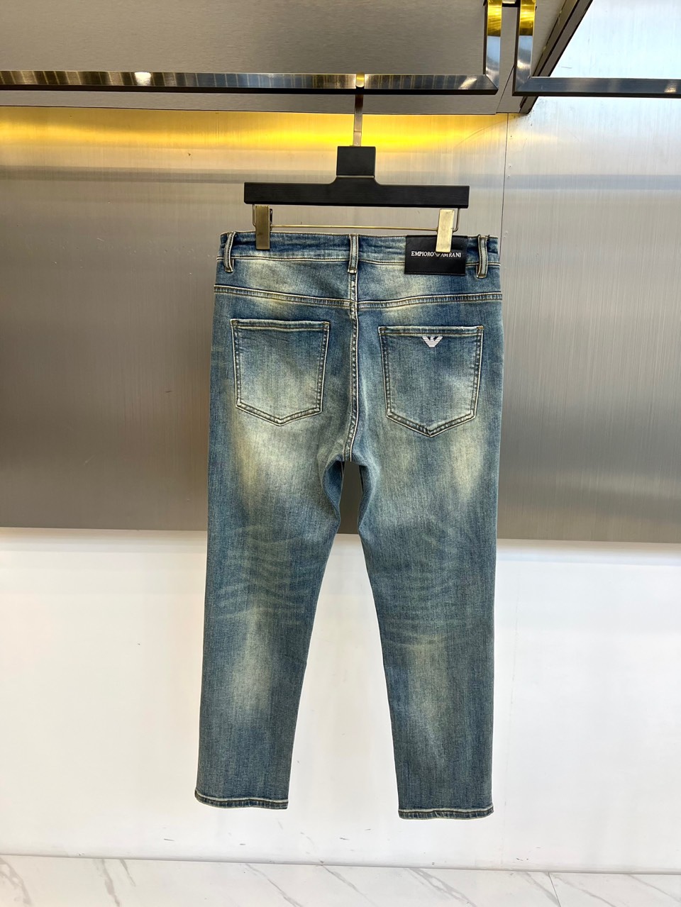 ARM阿玛尼、2025秋冬新品牛仔裤，以经典浅蓝色水洗牛仔面料打造，细腻的做旧处理呈现出复古而不失精致的