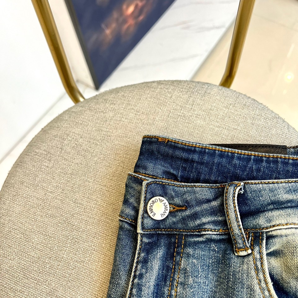 ARM阿玛尼、2025秋冬新品牛仔裤，以经典浅蓝色水洗牛仔面料打造，细腻的做旧处理呈现出复古而不失精致的