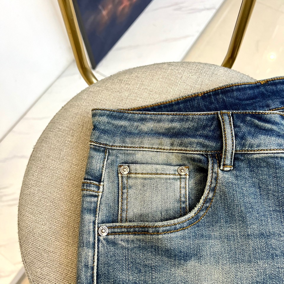 ARM阿玛尼、2025秋冬新品牛仔裤，以经典浅蓝色水洗牛仔面料打造，细腻的做旧处理呈现出复古而不失精致的