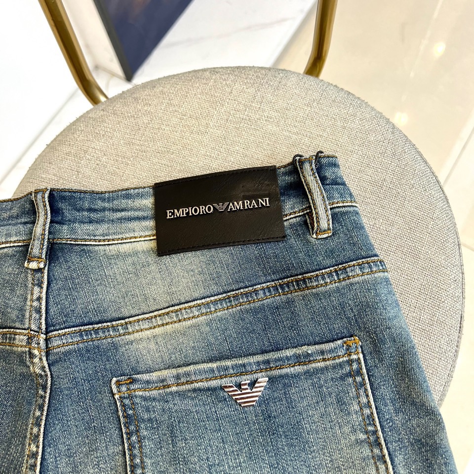 ARM阿玛尼、2025秋冬新品牛仔裤，以经典浅蓝色水洗牛仔面料打造，细腻的做旧处理呈现出复古而不失精致的