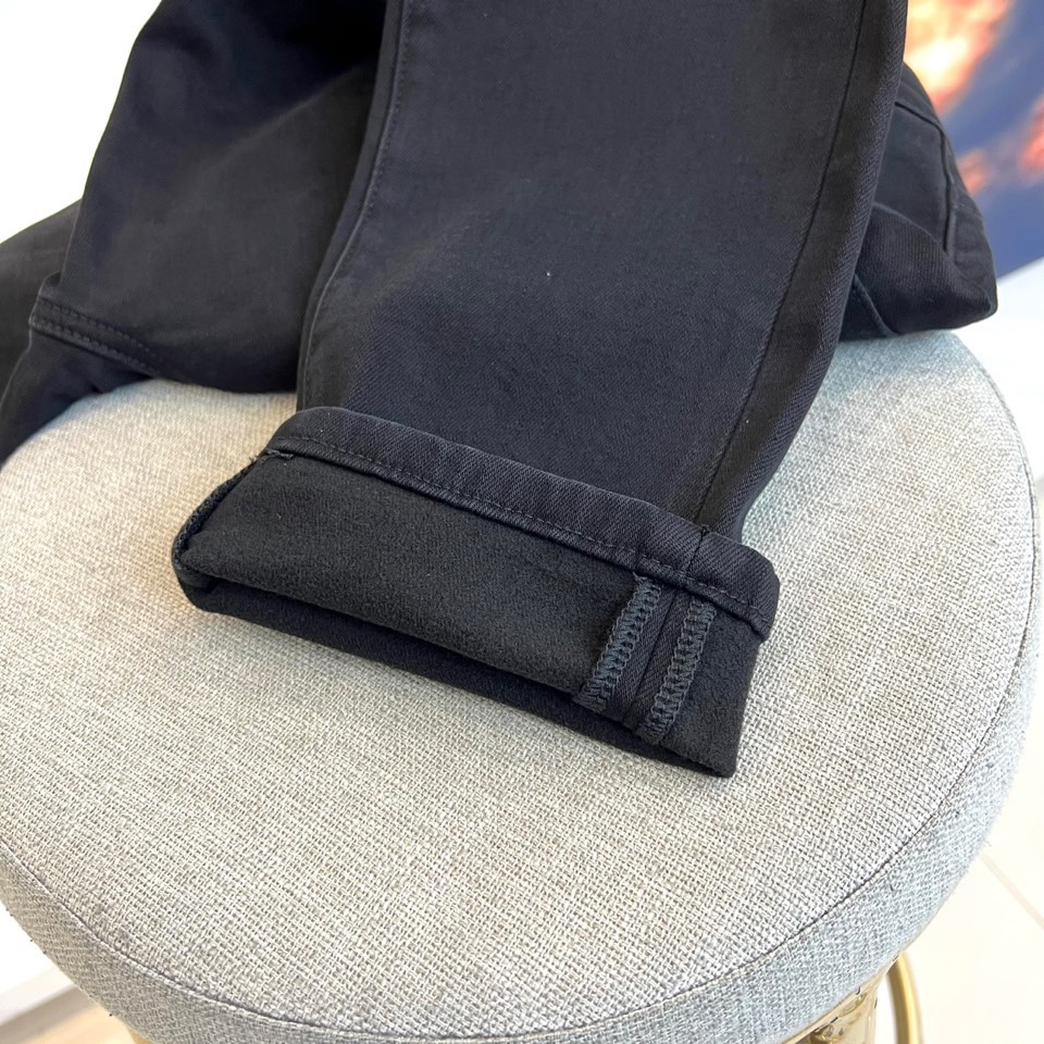 Dio迪奥、2025秋冬新品加厚牛仔裤，以深邃黑色丹宁面料重塑秋冬奢华风尚。裤身后袋饰有品牌独家设计的艺