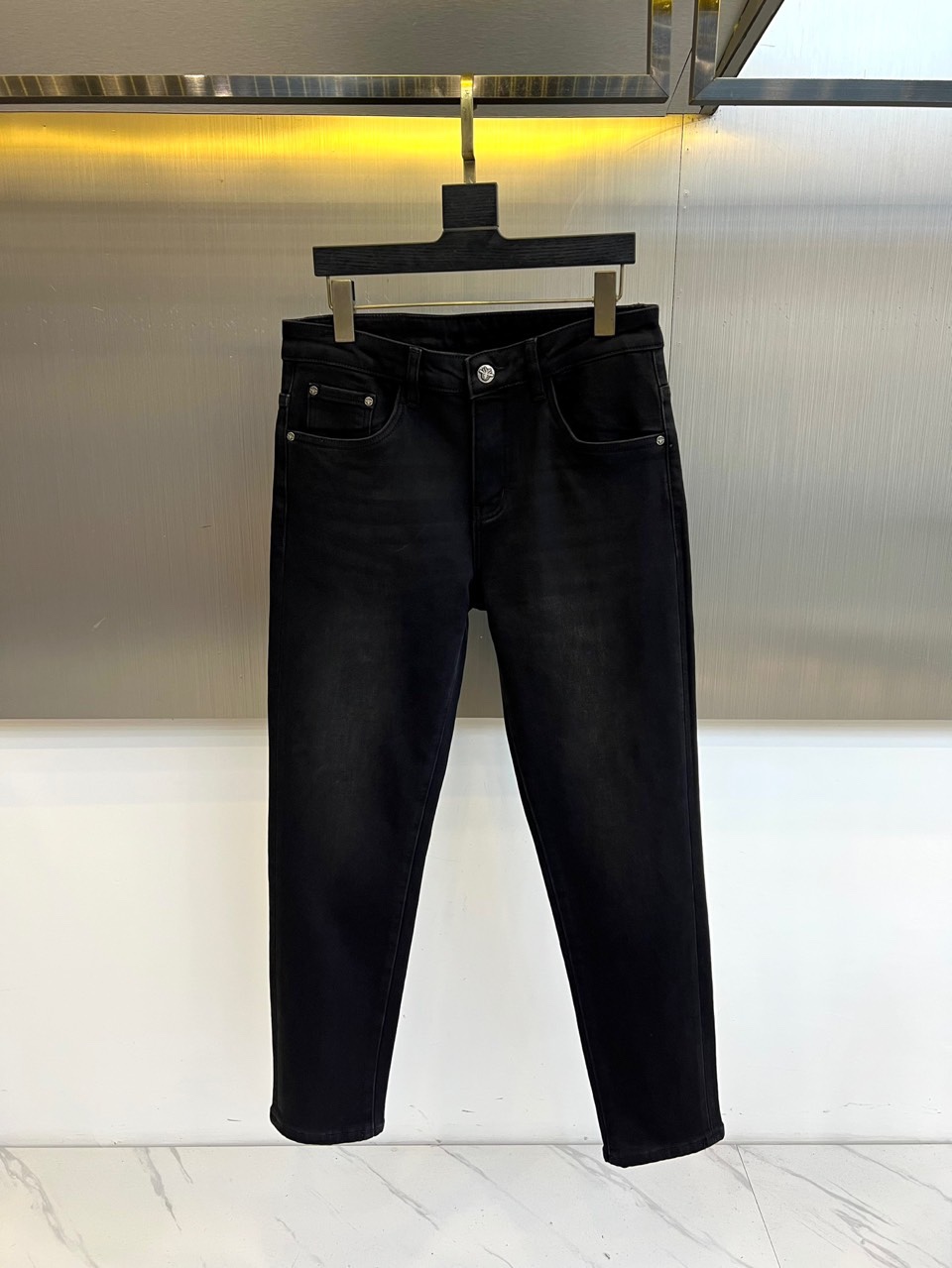 Dio迪奥、2025秋冬新品加厚牛仔裤，以深邃黑色丹宁面料重塑秋冬奢华风尚。裤身后袋饰有品牌独家设计的艺