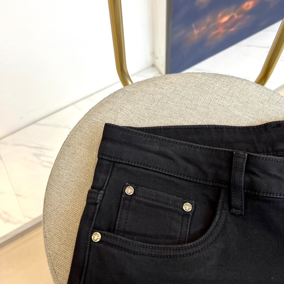 Dio迪奥、2025秋冬新品加厚牛仔裤，以深邃黑色丹宁面料重塑秋冬奢华风尚。裤身后袋饰有品牌独家设计的艺