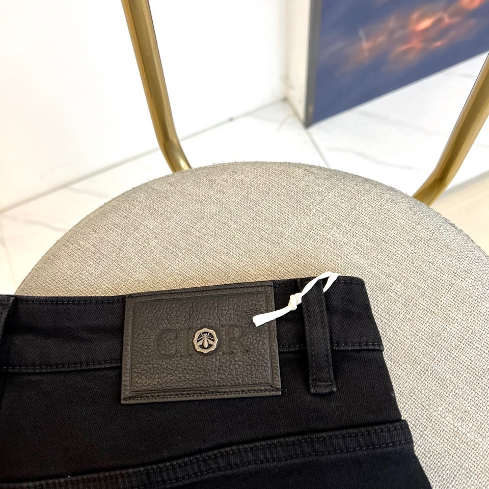 Dio迪奥、2025秋冬新品加厚牛仔裤，以深邃黑色丹宁面料重塑秋冬奢华风尚。裤身后袋饰有品牌独家设计的艺