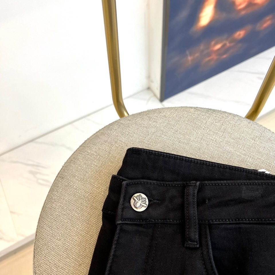 Dio迪奥、2025秋冬新品加厚牛仔裤，以深邃黑色丹宁面料重塑秋冬奢华风尚。裤身后袋饰有品牌独家设计的艺