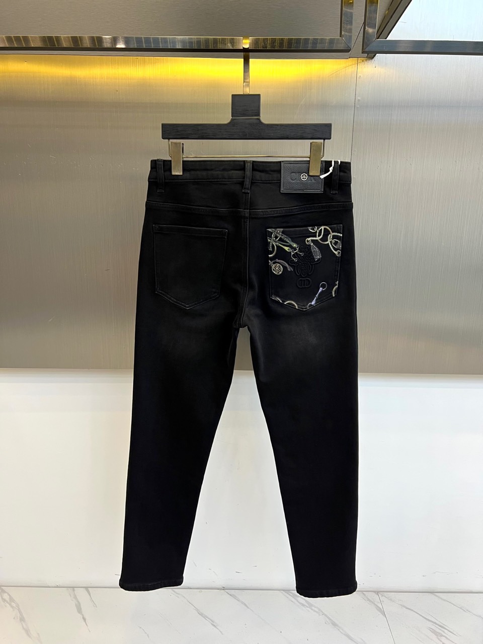 Dio迪奥、2025秋冬新品加厚牛仔裤，以深邃黑色丹宁面料重塑秋冬奢华风尚。裤身后袋饰有品牌独家设计的艺